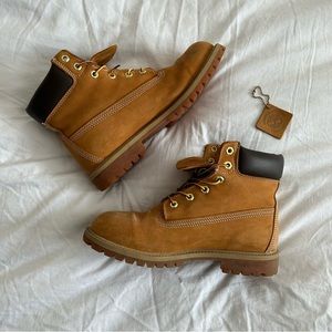 Tan Timberlands Basic Boot. Juniors size 7M, fits like an adult women’s 8/8.5